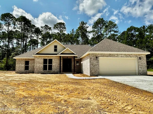 2104 Floral St, Moss Point, MS 39562