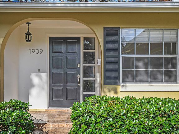 3rd image of 1909 Collier Dr