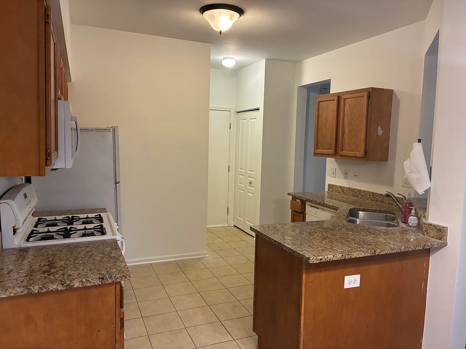 3 bed, 2.5 bath, 1375 sqft, $2,300 — Photo 3