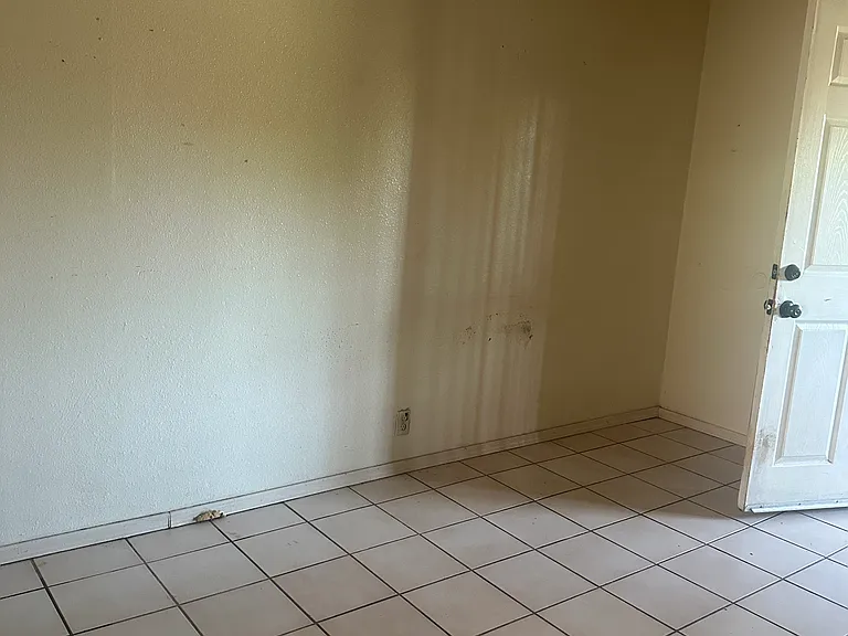 915 N San Joaquin St #8 — Photo 3