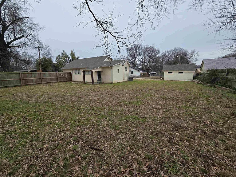 690 McConnell St — Photo 16