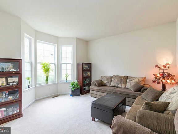 3rd image of 727 Carriage Cir