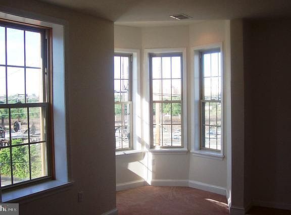 3rd image of 3100 Mount Vernon St #2