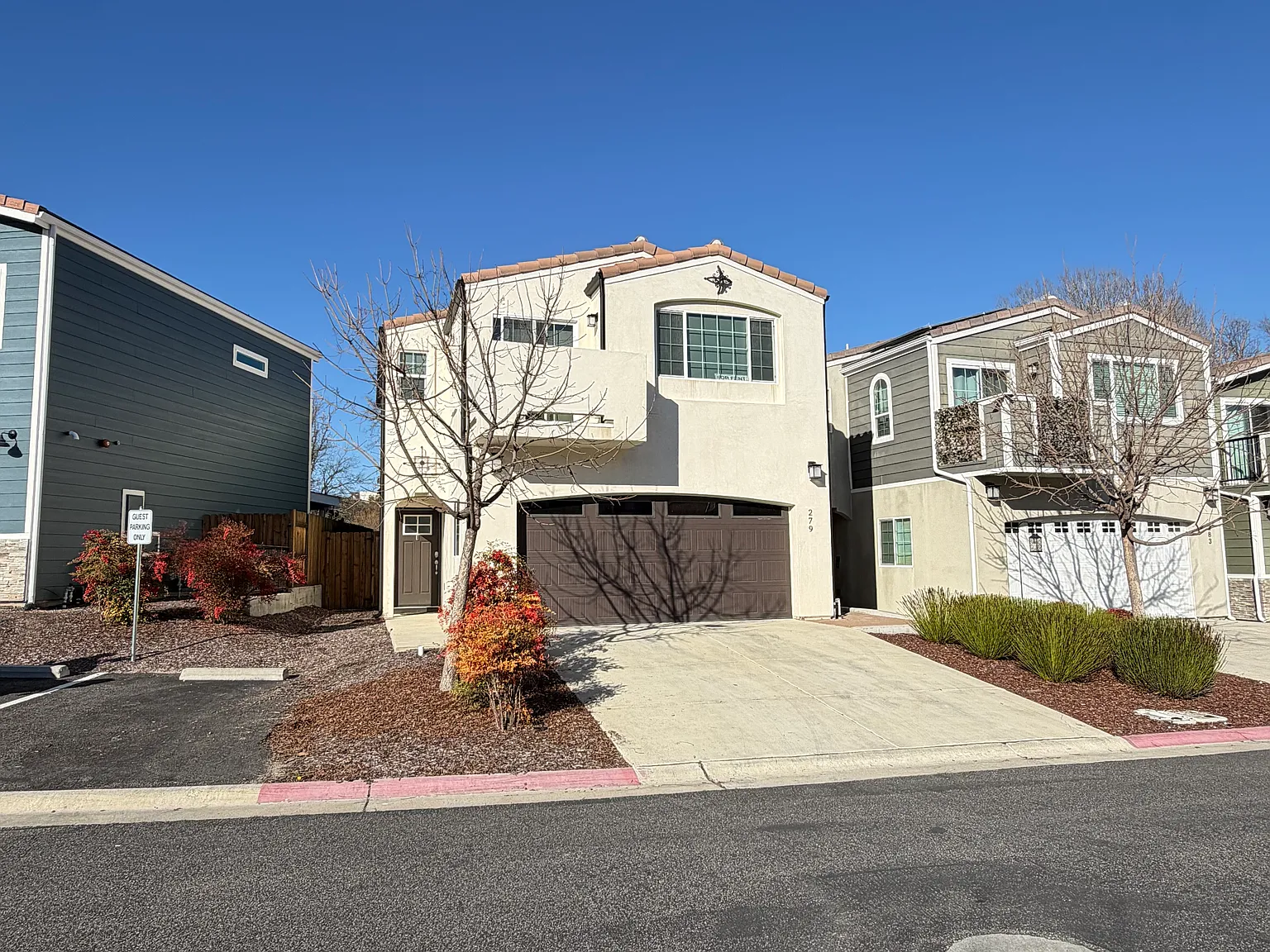 3 bed, 1408 sqft, $3,300 — Photo 2