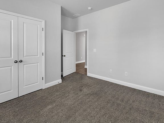 5th image of 207 Walnut Grove Ct.