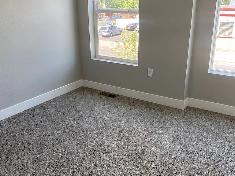 81 N Meade St — Photo 16