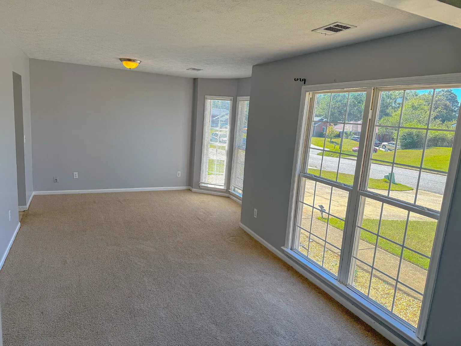 3 bed, 2.0 bath, 1441 sqft, $1,600 — Photo 4