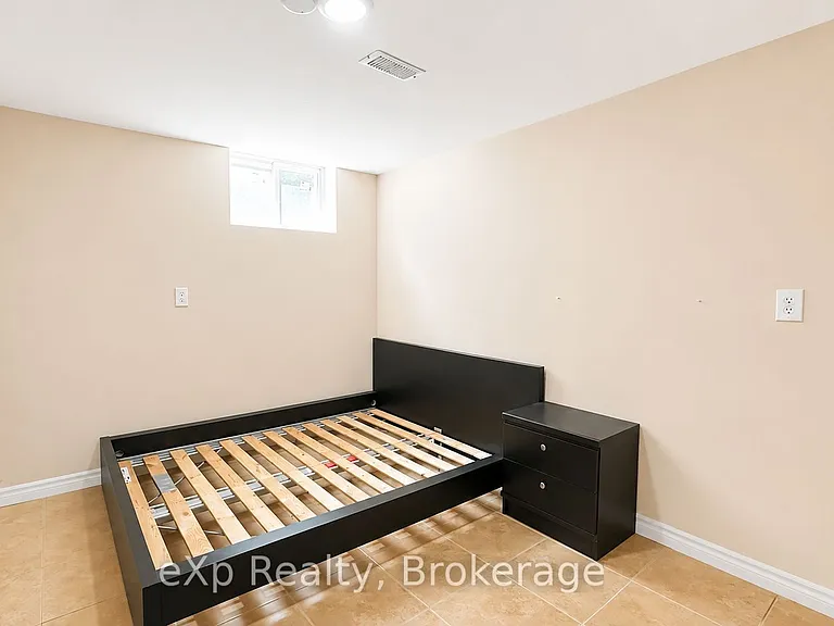 2 Foxwood Cres #B — Photo 4