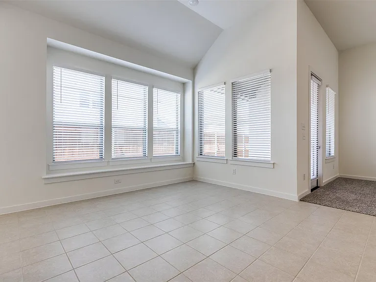 805 Fieldcrest St — Photo 5