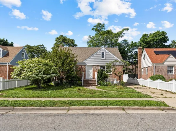 27 Circle Drive, Hempstead, NY 11550