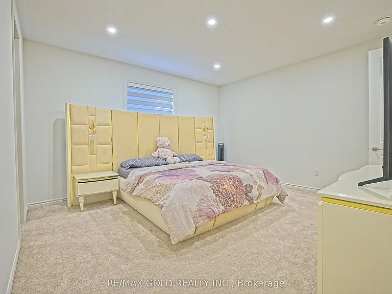 19 Marigold Blvd — Photo 40