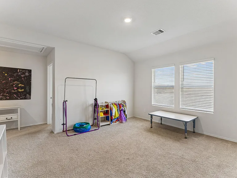 343 Sickle Loop — Photo 18