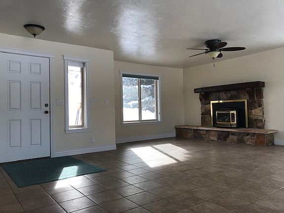 Main level entry/living room