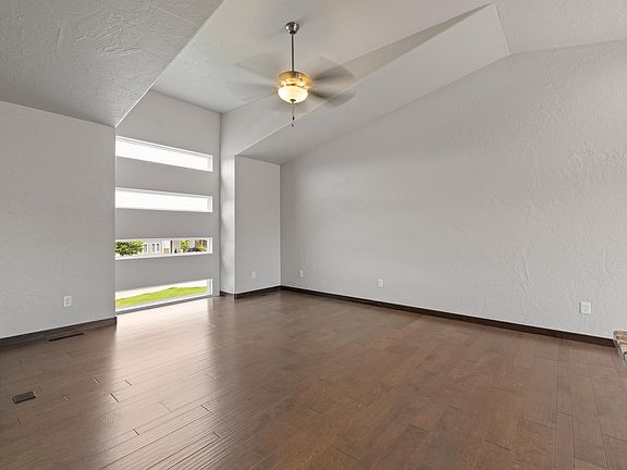 3rd image of 4422 Lahinch St