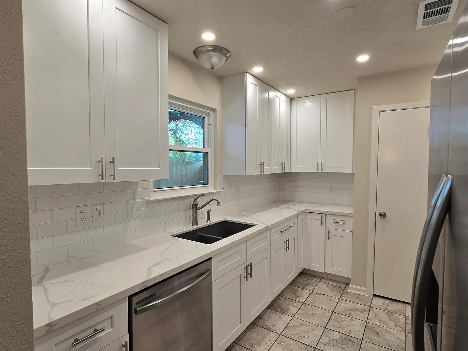 3 bed, 2.0 bath, 1402 sqft, $1,825 — Photo 4