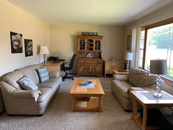 5th image of 2528 Wyandotte Dr NE