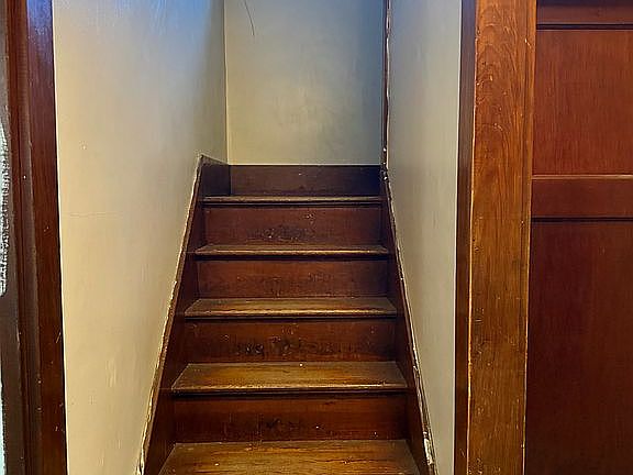 5th image of 105 E Bright St