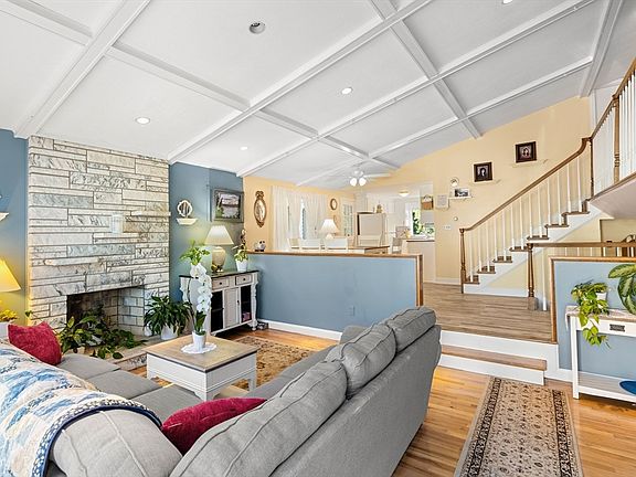 4th image of 15 Barnes Cir