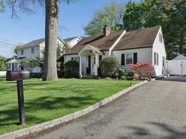 4 Lois Ave, Demarest, NJ 07627