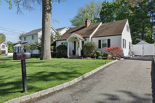 4 Lois Ave Photo 1