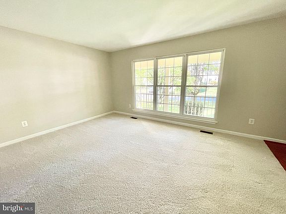 3rd image of 15 Savannah Ct