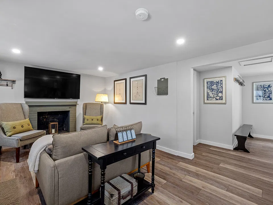 31 Water St #4