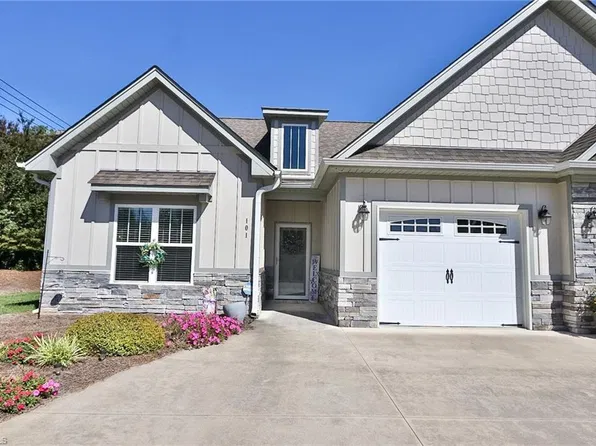 101 Parkview Dr, Yadkinville, NC 27055