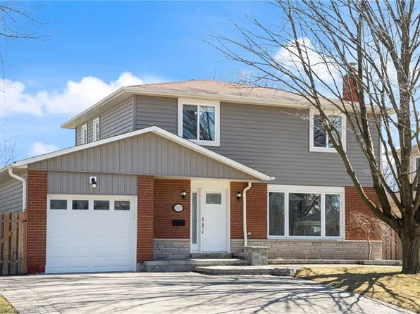 2225 Sheffield Dr, Burlington, ON L7P 2W9