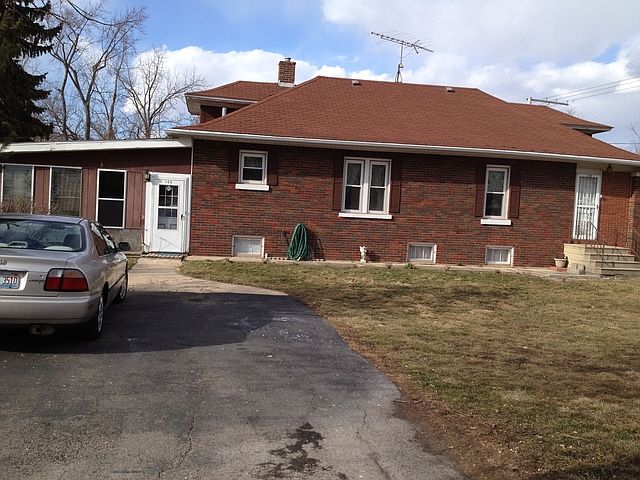 2nd image of 109 S Somonauk Rd