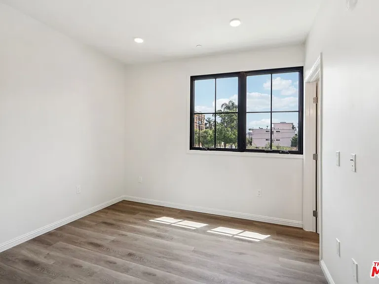 951 S Wilton Pl #201 — Photo 12