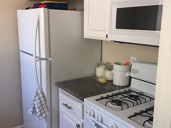 Kitchen (refrigerator included)
