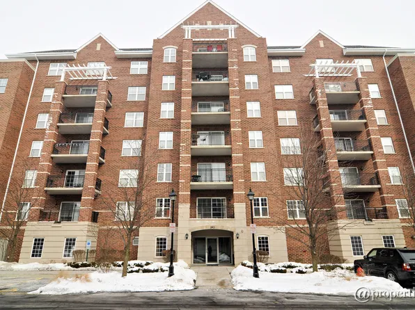 390 W Mahogany Ct Unit 404, Palatine, IL 60067