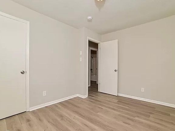 2nd image of 4918 Oakbrook Ct NE