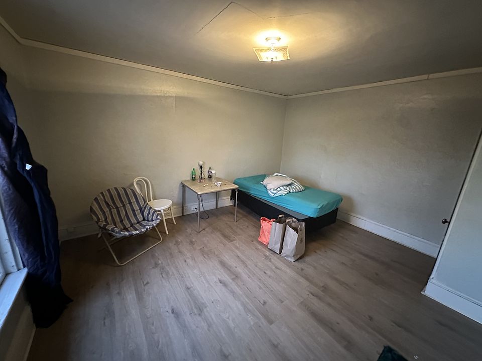 2nd image of 542 Hammond St #5