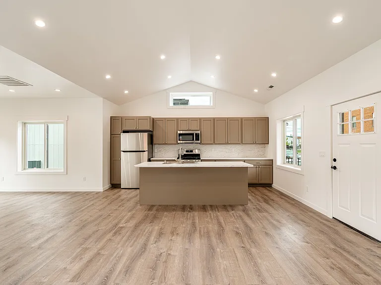 519 N Gould St — Photo 2