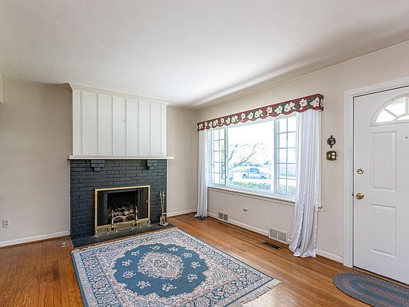 4th image of 2305 Maplewood Dr