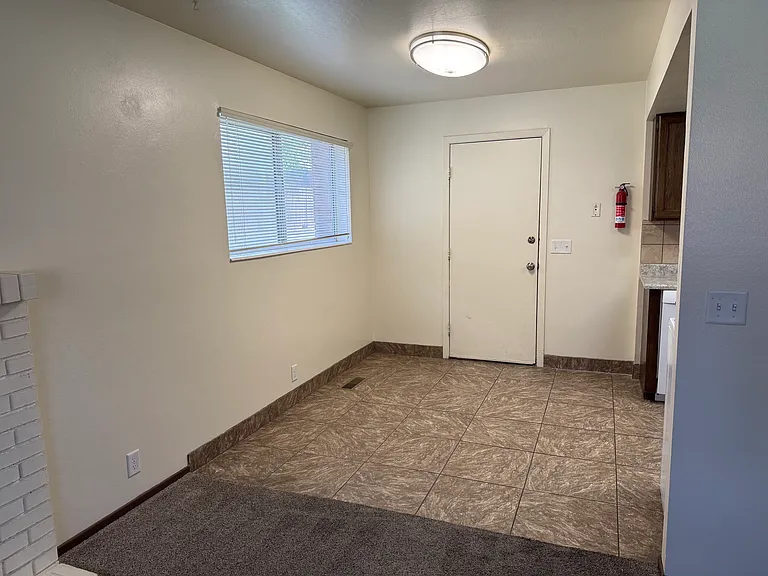 516 E Leona Ln — Photo 3