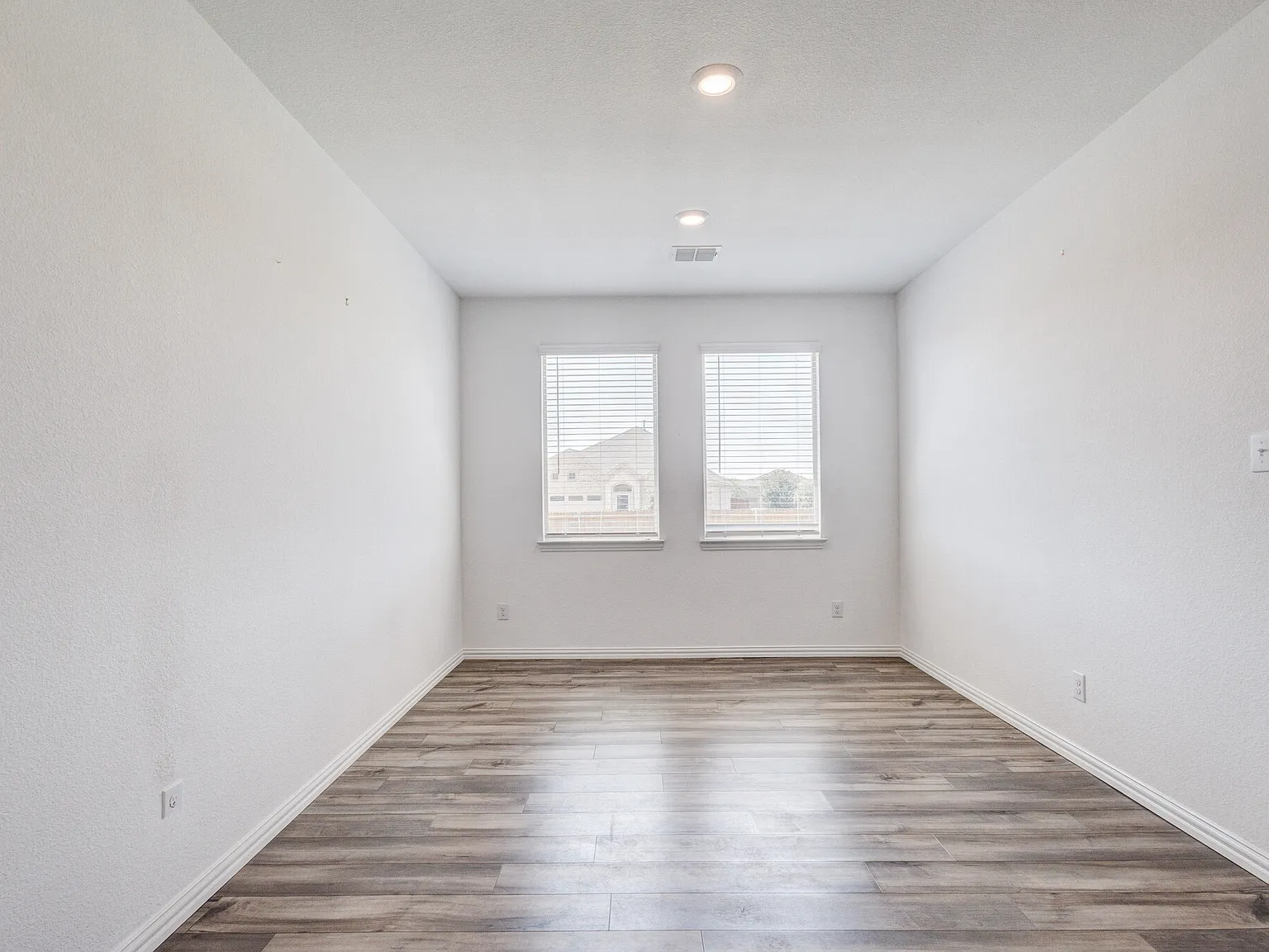 4 bed, 2.5 bath, 2348 sqft, $2,495 — Photo 4