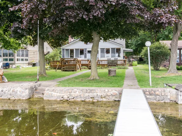 11256 Algonquin Dr, Pinckney, MI 48169