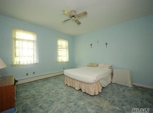 127 Country Village Ln, East Islip, NY 11730