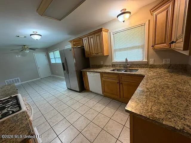 3 bed, 2.0 bath, 1495 sqft, $1,600 — Photo 3
