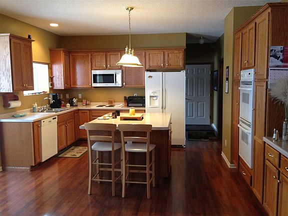 Kitchen w Center Island
