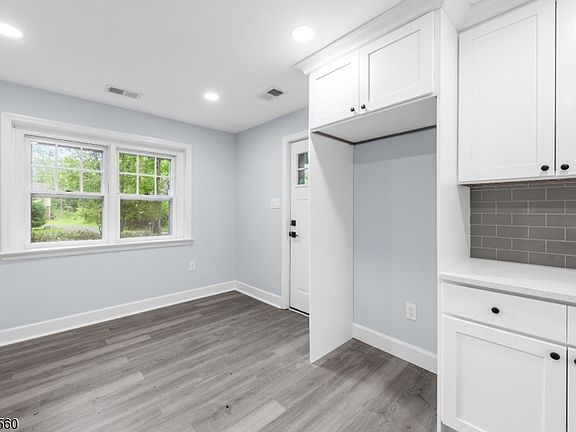 3rd image of 20 Cooper Ln