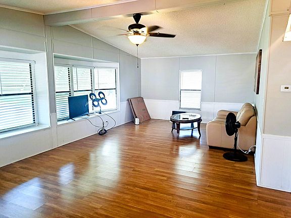 5th image of 568 Oak Island Cir