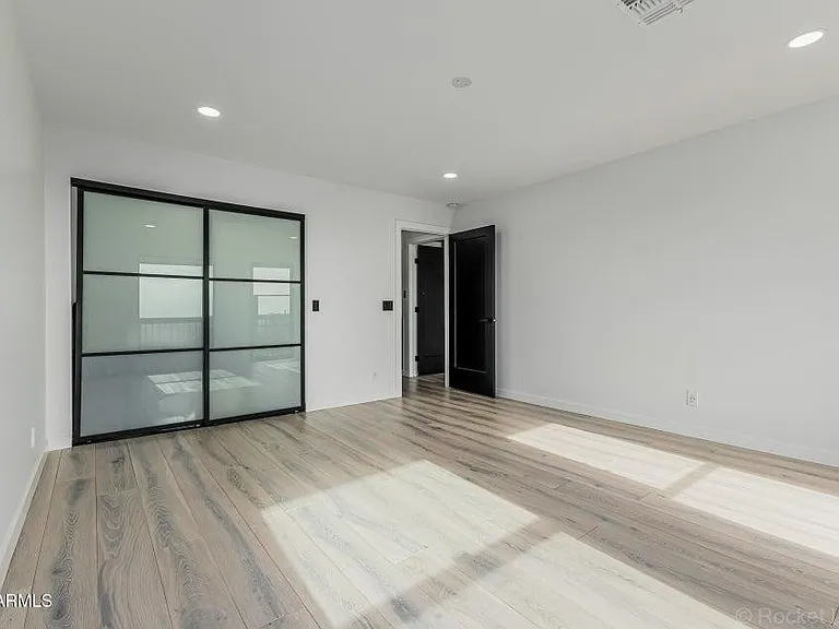6111 E Victoria Dr — Photo 25