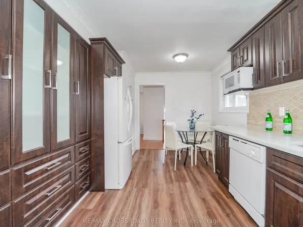 8 Topaz Gate, Toronto, ON M2M 2Z7