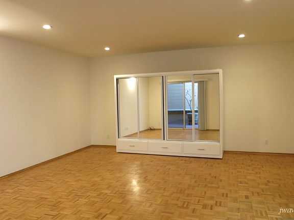5th image of 1915 Greenwich St APT 4