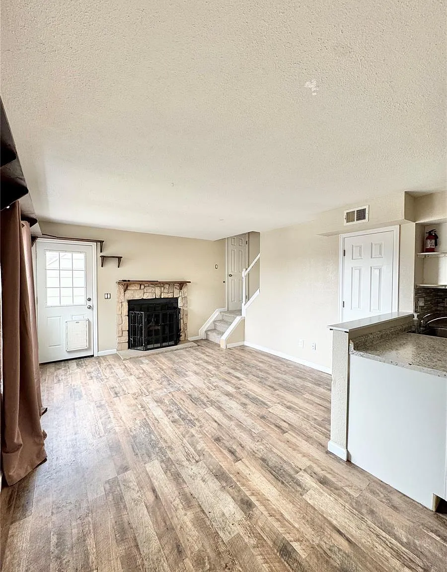 2 bed, 1.0 bath, 933 sqft, $1,550 — Photo 2