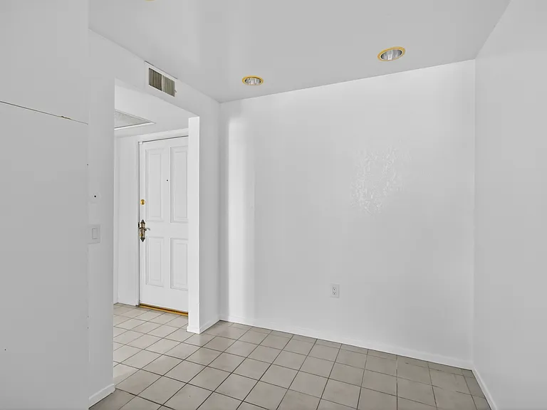 Woodman Ave Apartments — Photo 48
