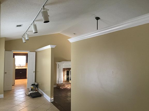 4th image of 6136 Woodcrest Dr